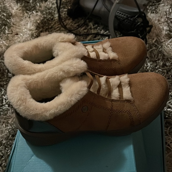 NIB Bzees Golden Ankle Bootie 8 Slip On Faux Fur Lightweight Comfort - Picture 2 of 3